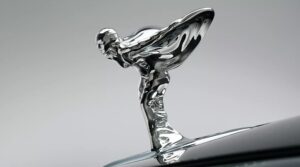 Den nye 2022 "Spirit of Ecstasy" Rolls Royce kølerfigur som de vil ses på fremtidens Rolls Royce biler