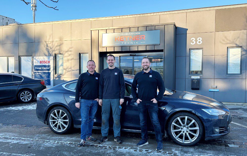 Ketners batteri team som nu, som de første i Danmark, reparerer Tesla batterier