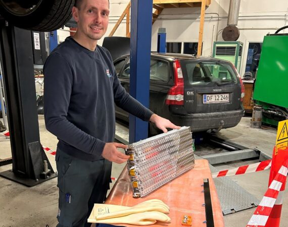 Tesla reparer nu, som de første i Danmark, Tesla batterier
