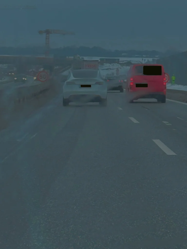 Mørklagte elbiler i tåge og mørke: Til fare for alle !